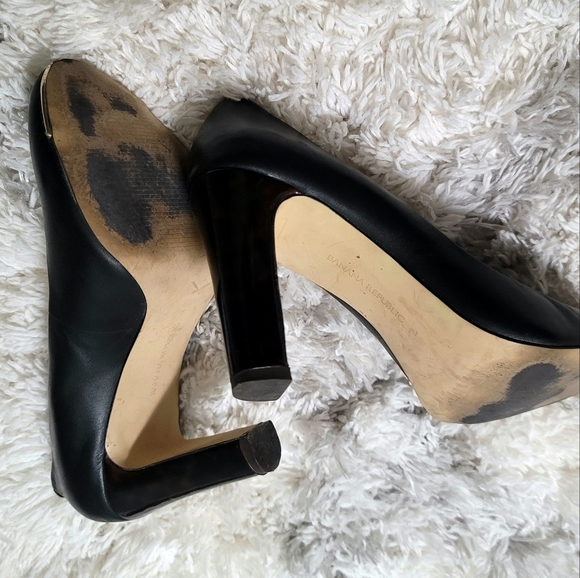 Banana Republic Gold Trim Black Leather Pump Heels Size 7 - Picture 5 of 10